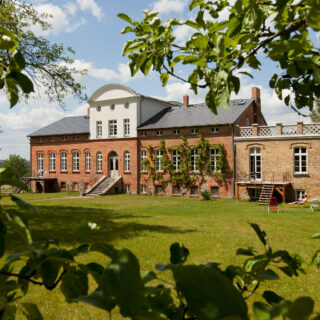 Park mit Blick auf das Gutshaus