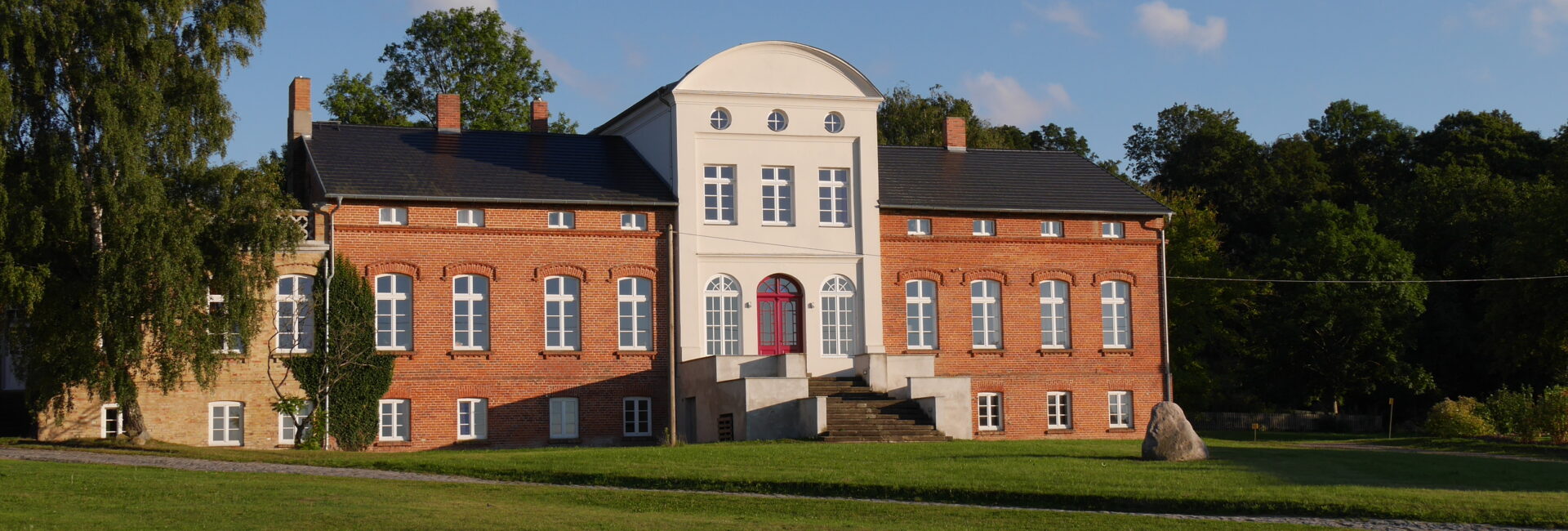 Ansicht Gutshaus mit Vorgarten