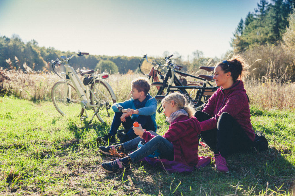 Mutter mit Kindern auf Rad auf Gut Pohnstorf